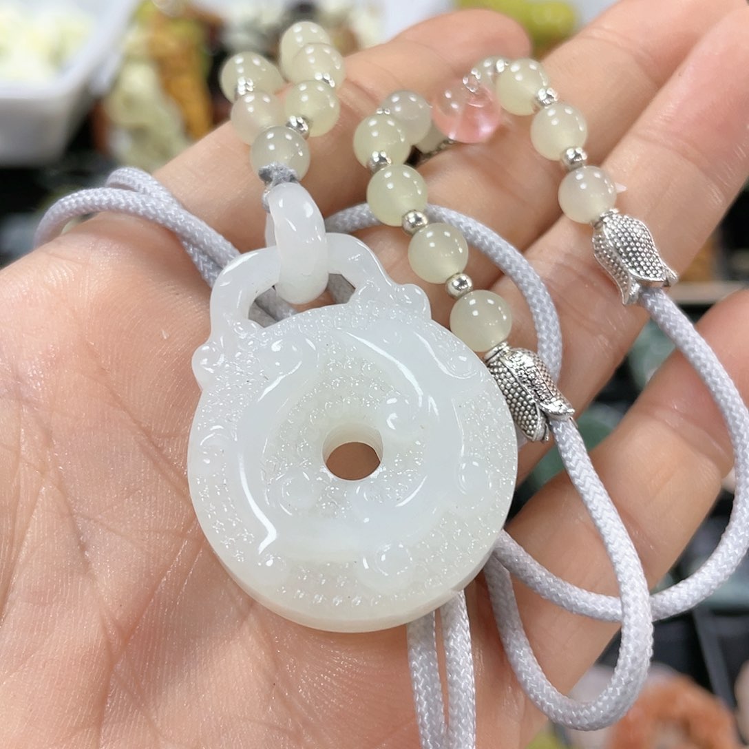 蛇纹石玉颈饰未镶嵌