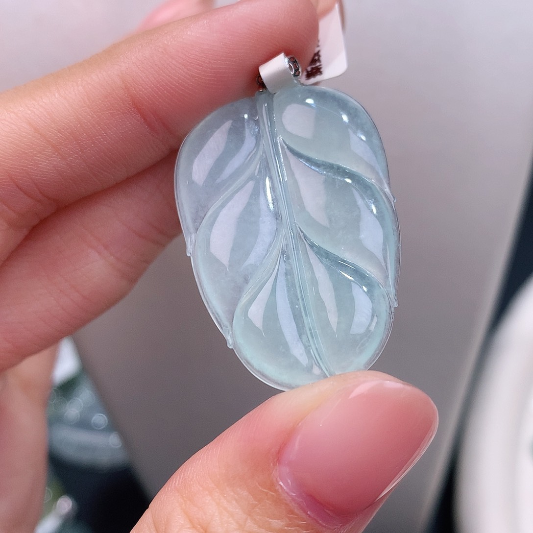 颈饰18K金镶嵌翡翠冰天空蓝叶子