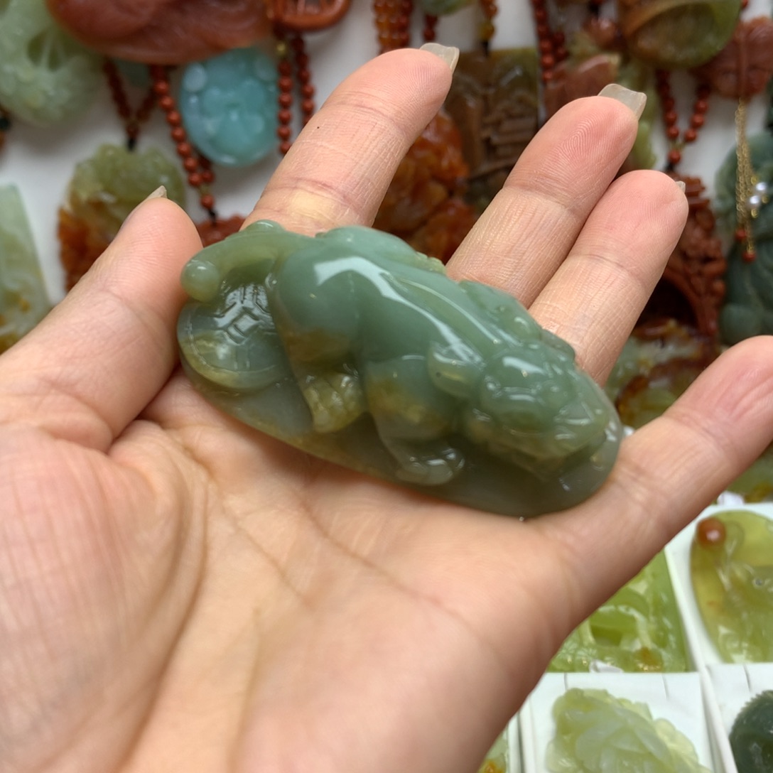 蛇纹石玉颈饰未镶嵌