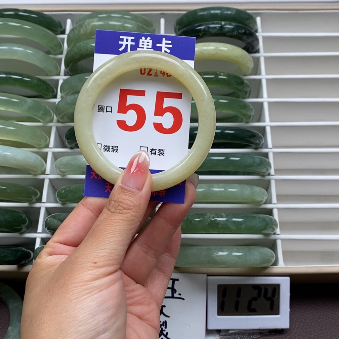 岫玉手镯未镶嵌我