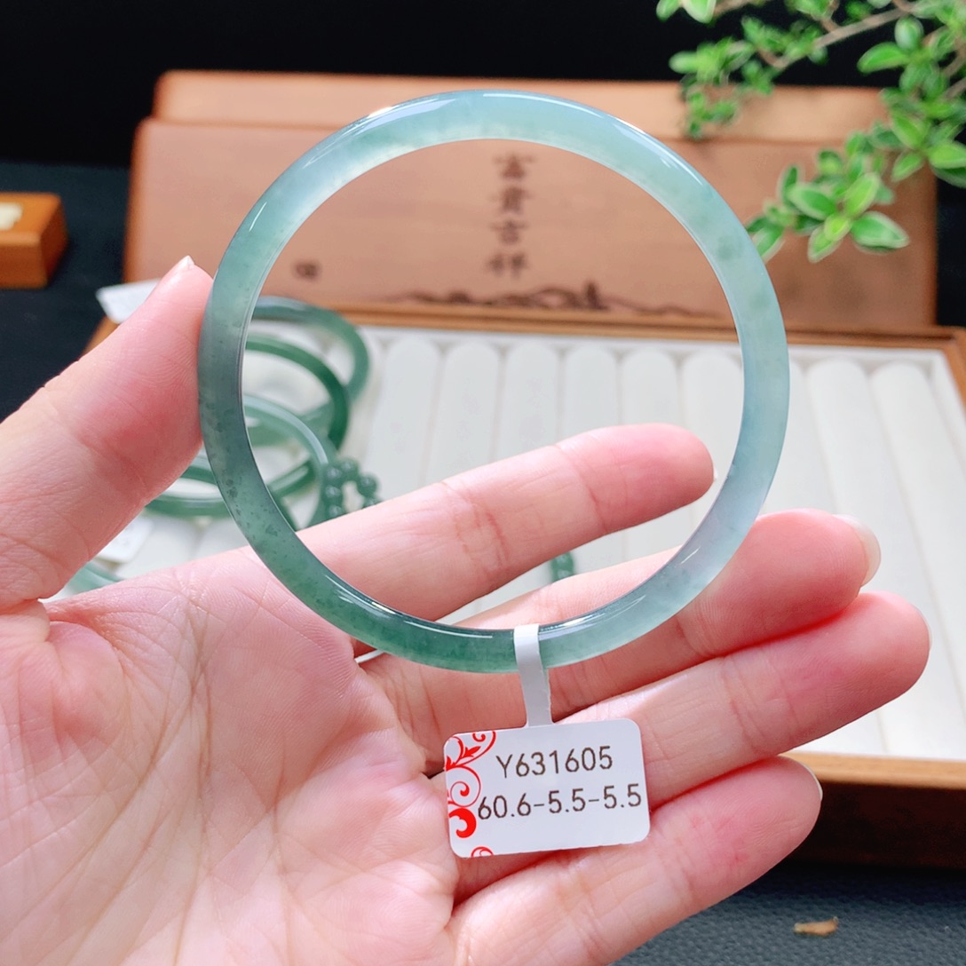 未镶嵌手镯（圆镯）翡翠