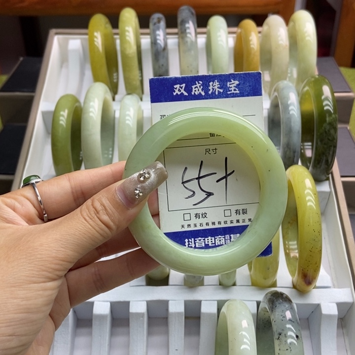 蛇纹石玉手镯未镶嵌18