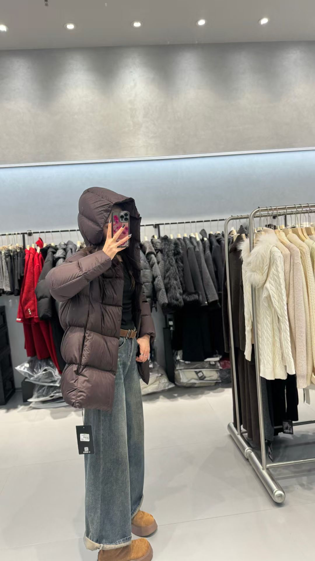 极寒系列鹅绒服，充绒量299g，超保暖超轻薄。