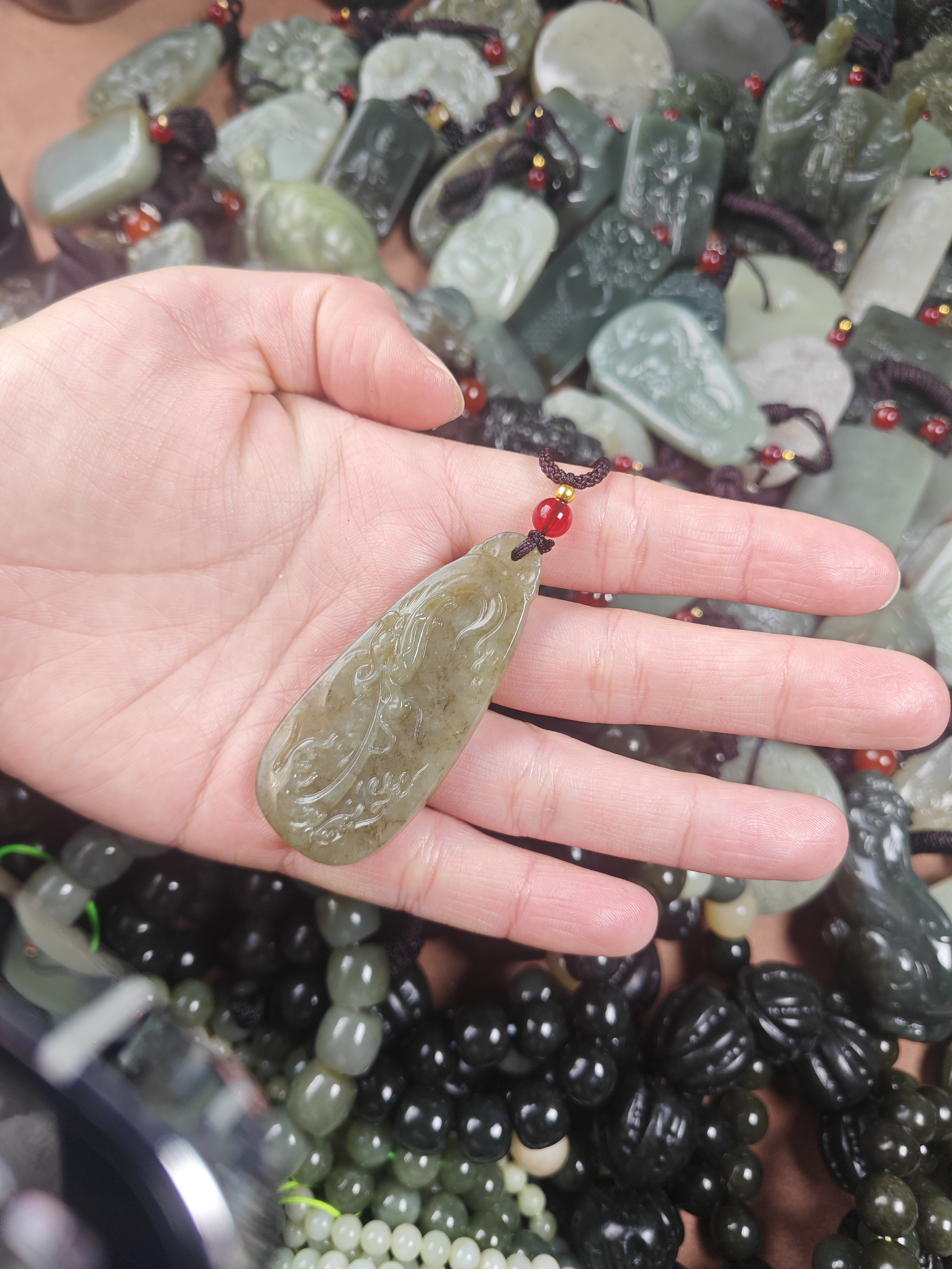 和田玉麻糖龙牌吊坠