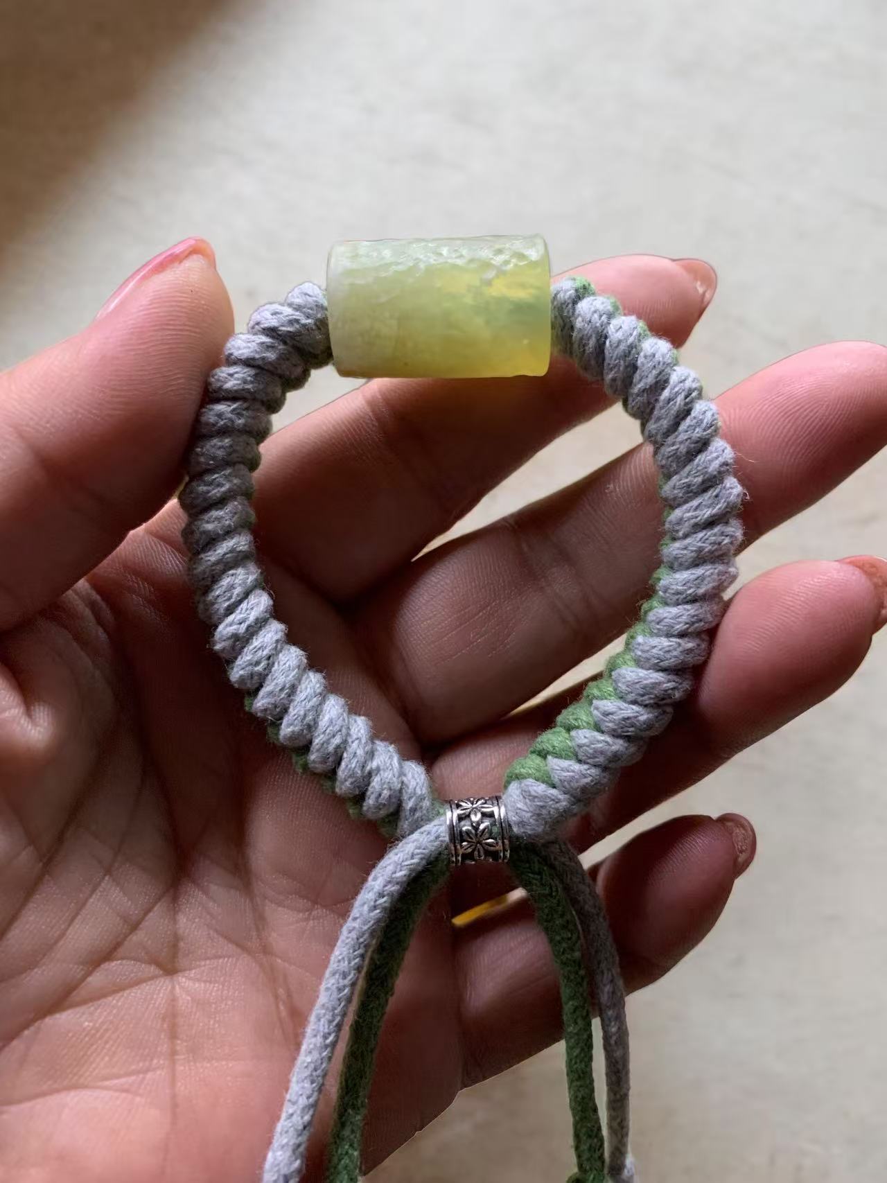 天然岫玉手工锤纹淡绿飘彩桶珠双色编织手绳男女同款可调节