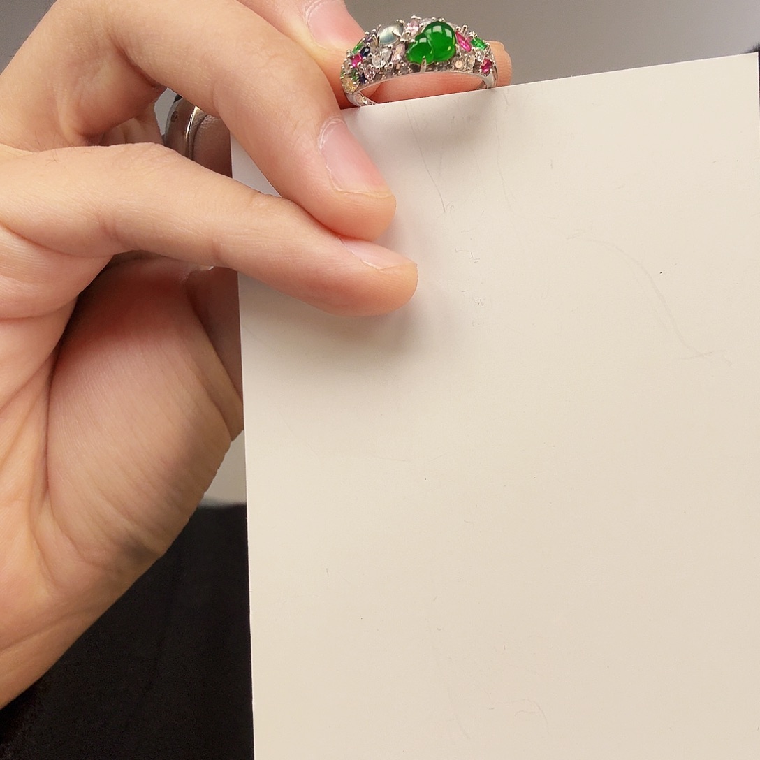 翡翠未镶嵌颈饰一件