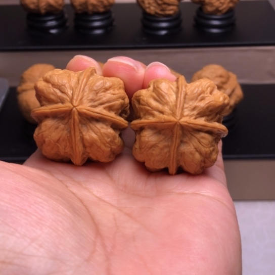 文玩核桃把件金尊四楞15