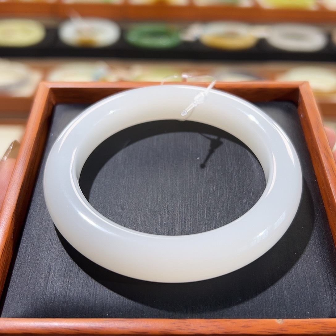 和田玉手镯未镶嵌白玉