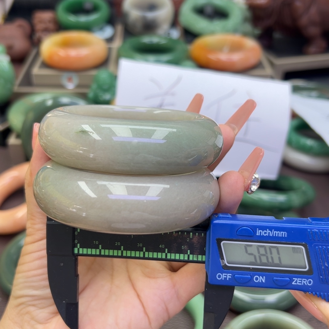 未镶嵌手镯石英岩玉