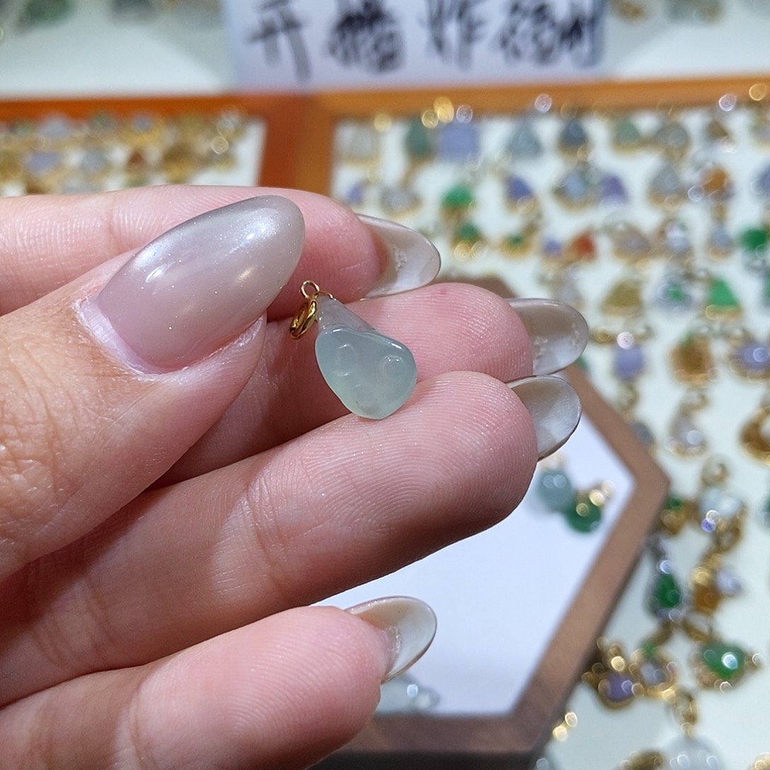 翡翠18K金镶嵌颈饰111