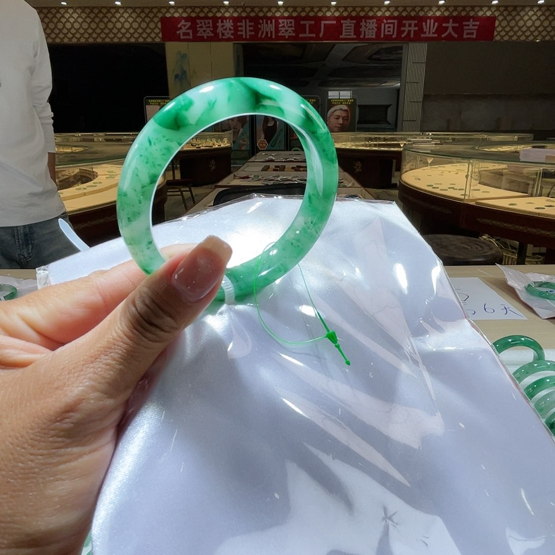 石英质玉颈饰未镶嵌一个