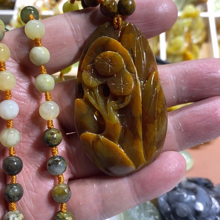 蛇纹石玉颈饰未镶嵌