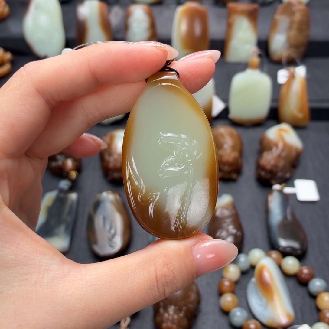 阿***1和田玉未镶嵌颈饰