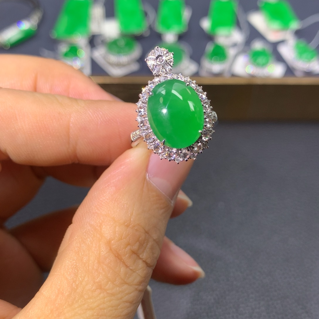 翡翠戒指18K金镶嵌翡翠