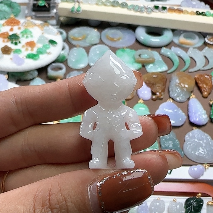 翡翠颈饰未镶嵌奥特曼