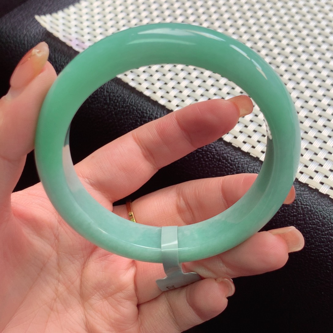 翡翠手镯未镶嵌翡翠