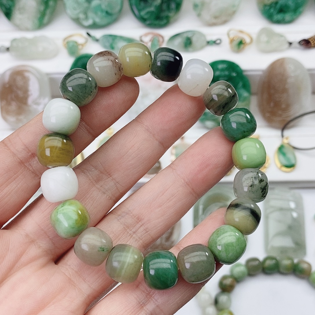 罗***生独山玉未镶嵌颈饰