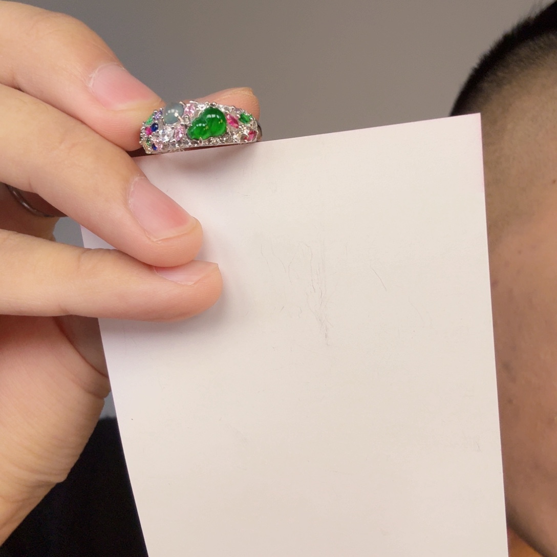 翡翠未镶嵌颈饰一件