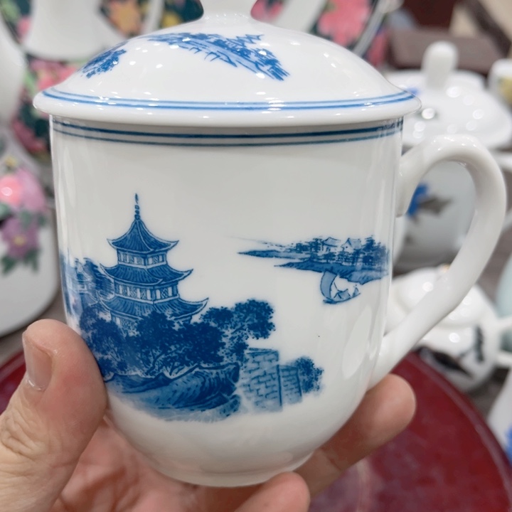 碟釉下五彩的瓷器和瓷器