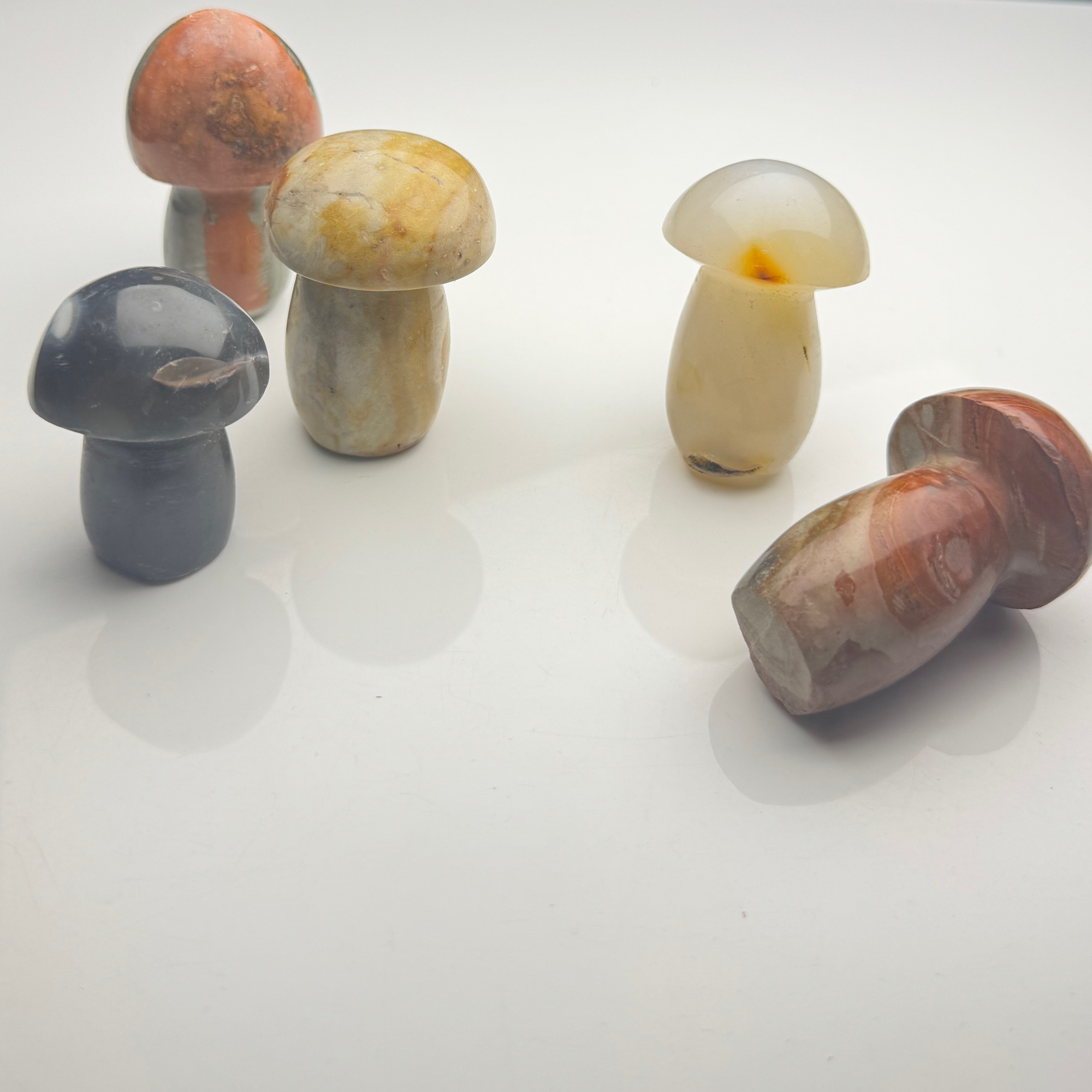 ZBG0837 小红帽的毒蘑菇雕刻件（天然珠宝多样性发其一）