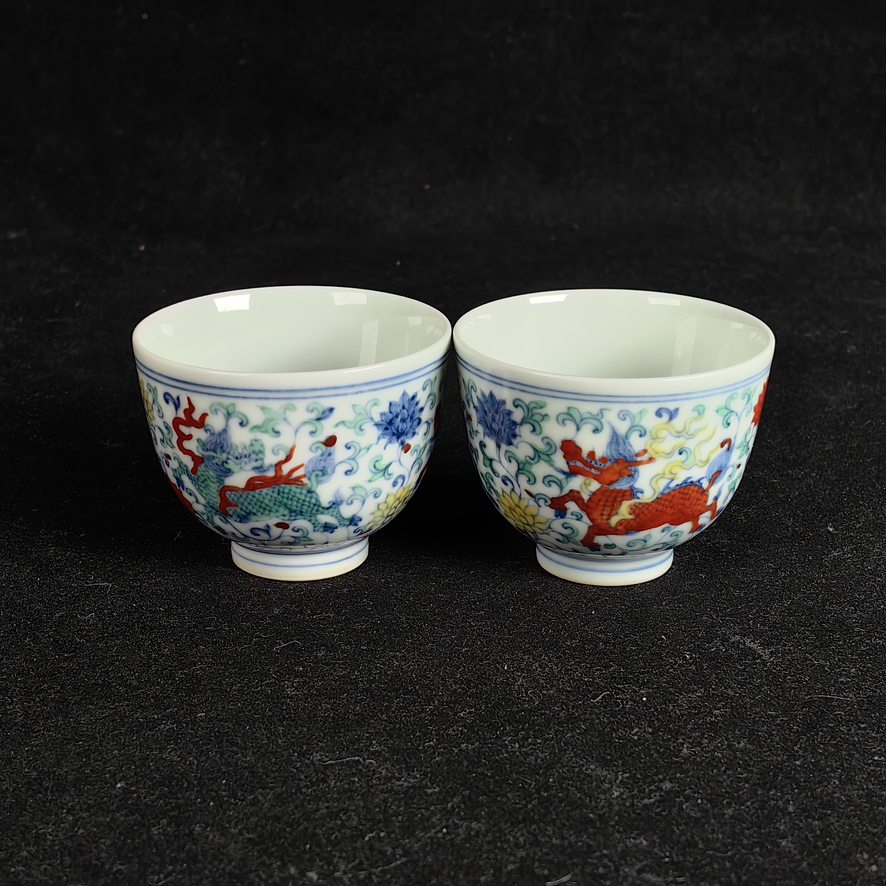 斗彩瑞兽穿花纹对杯