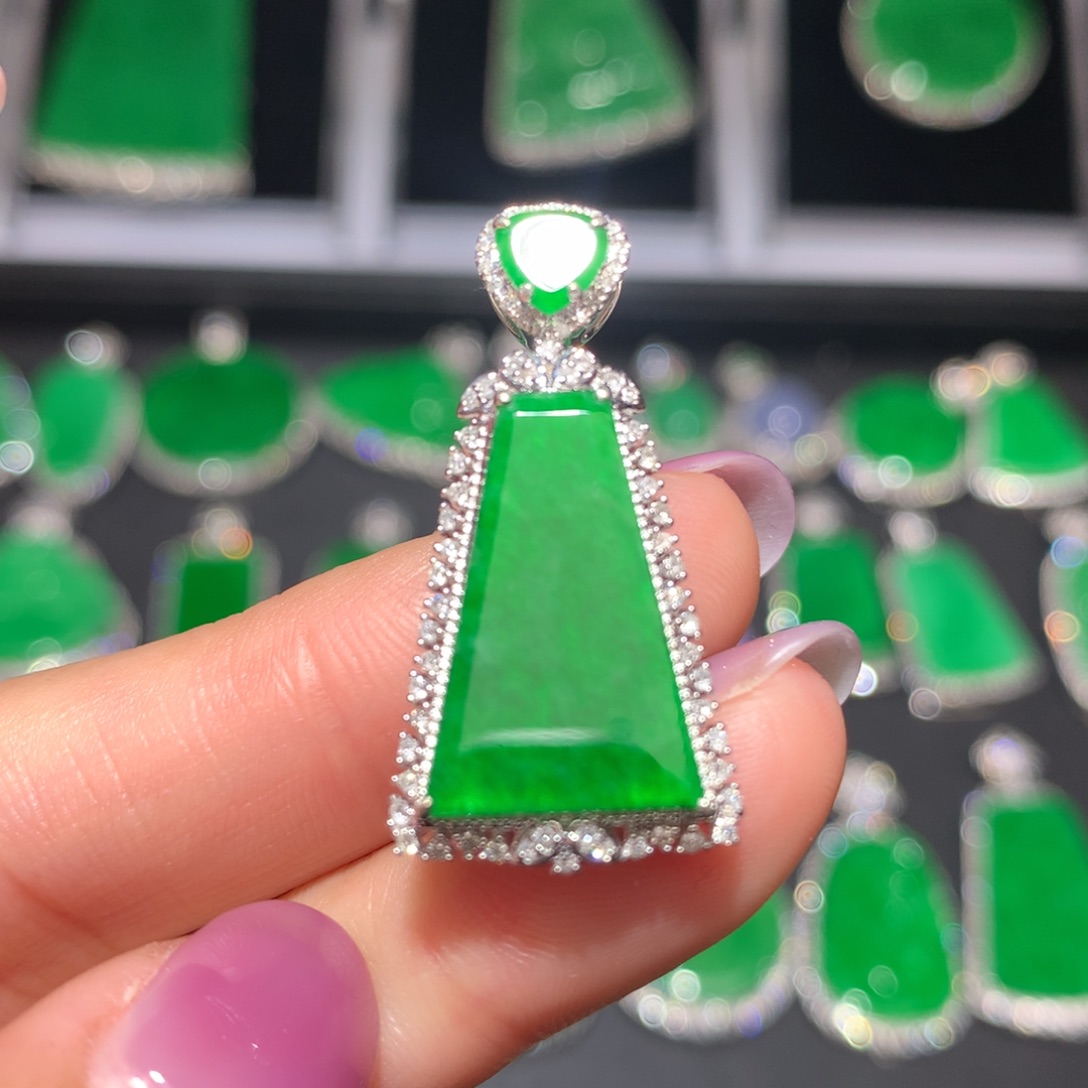 翡翠颈饰18K金镶嵌翡翠