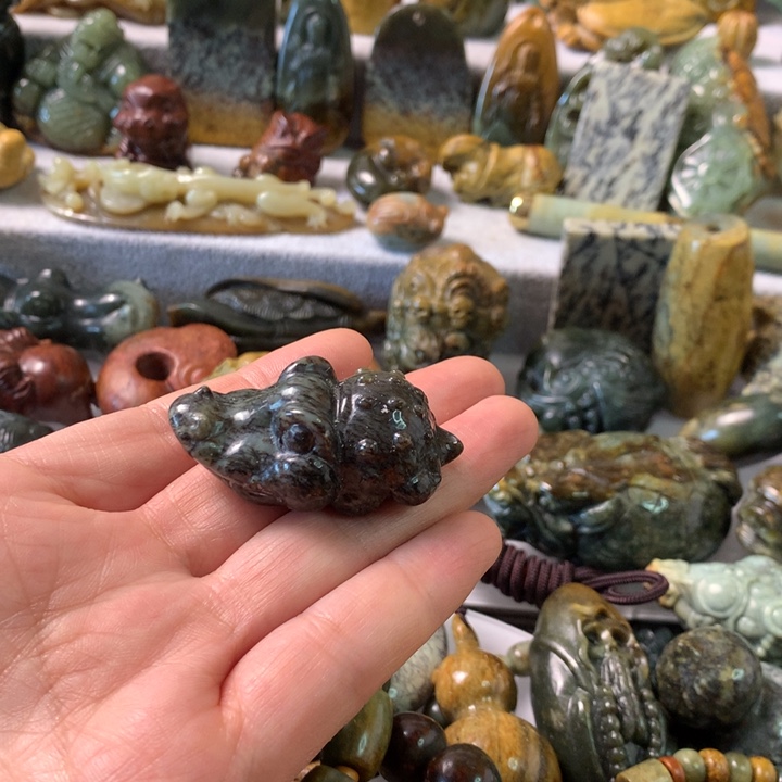 未镶嵌岫岩河磨玉（透闪石质玉）把件