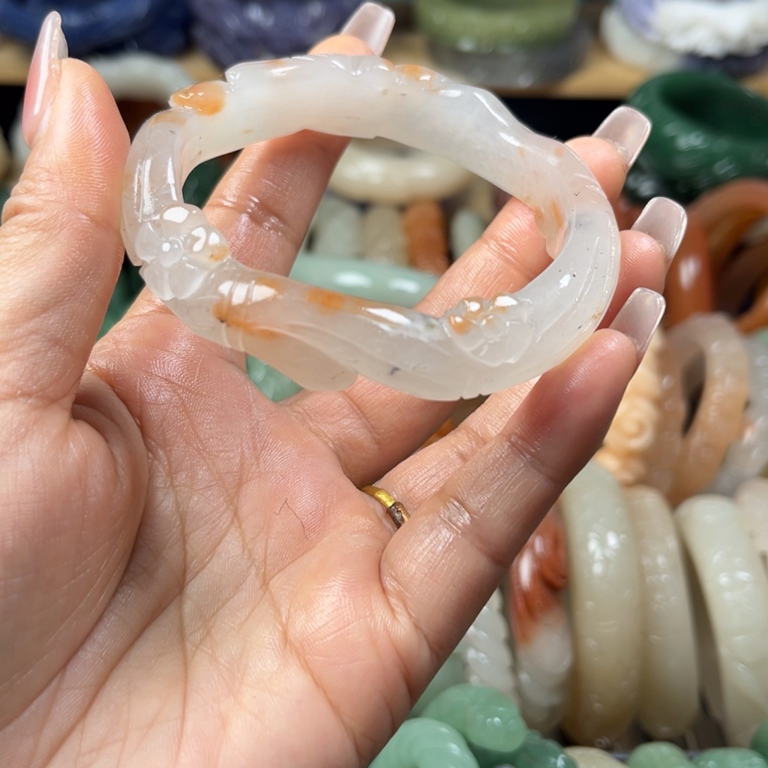 石英质玉未镶嵌雕花手镯