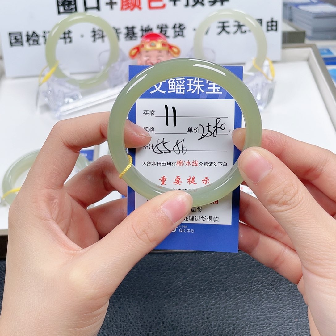 和田玉手镯未镶嵌