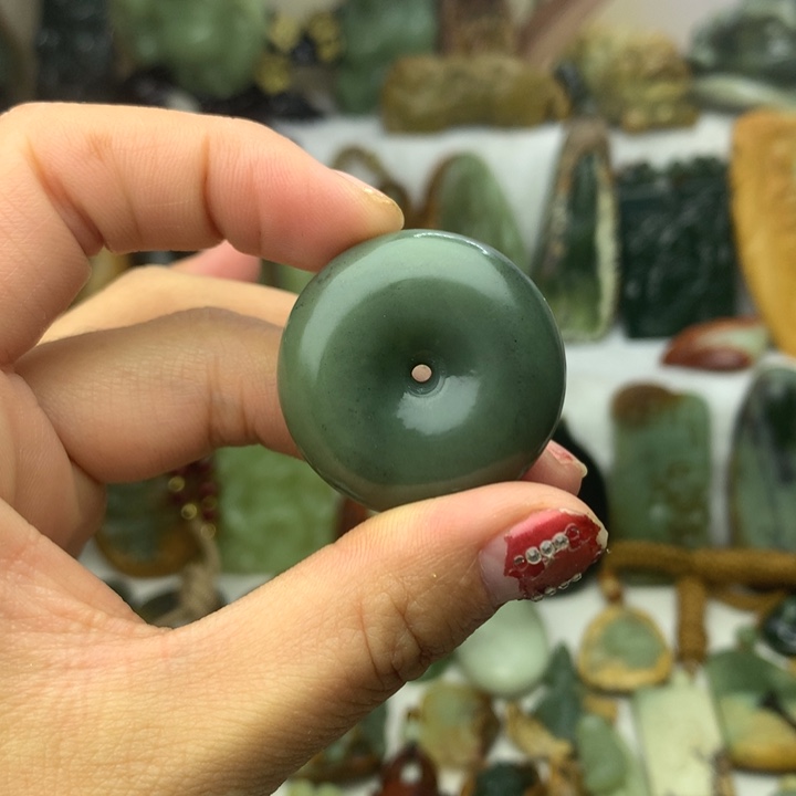 透闪石质玉挂件未镶嵌