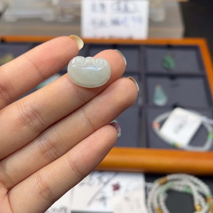 舒***华翡翠未镶嵌颈饰挂件