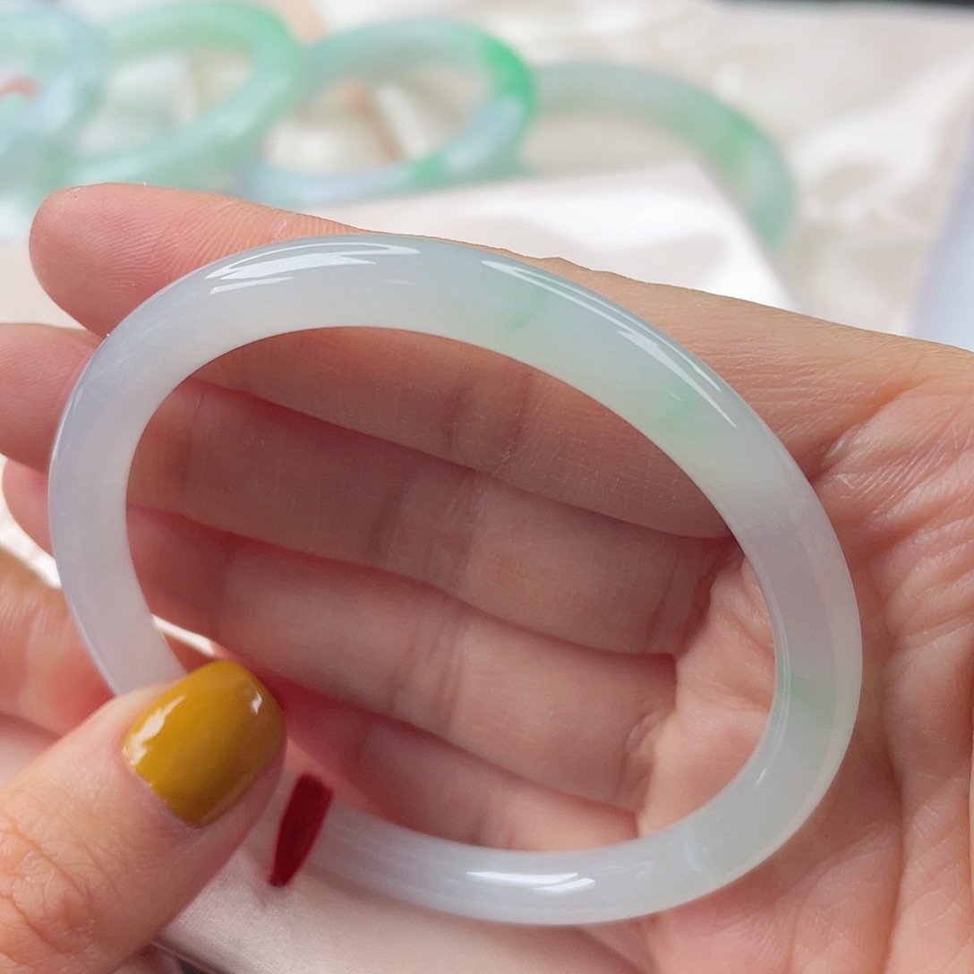 翡翠手镯未镶嵌56圈