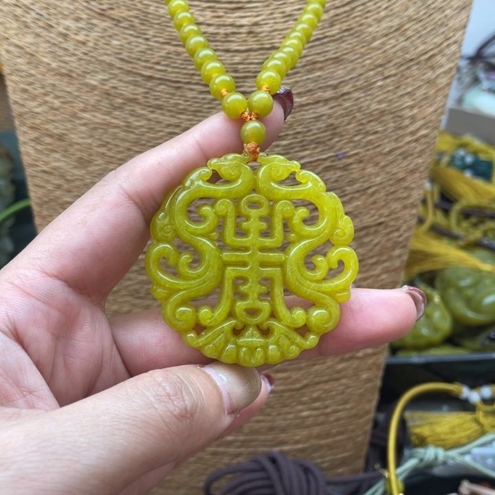 蛇纹石玉吊坠合金