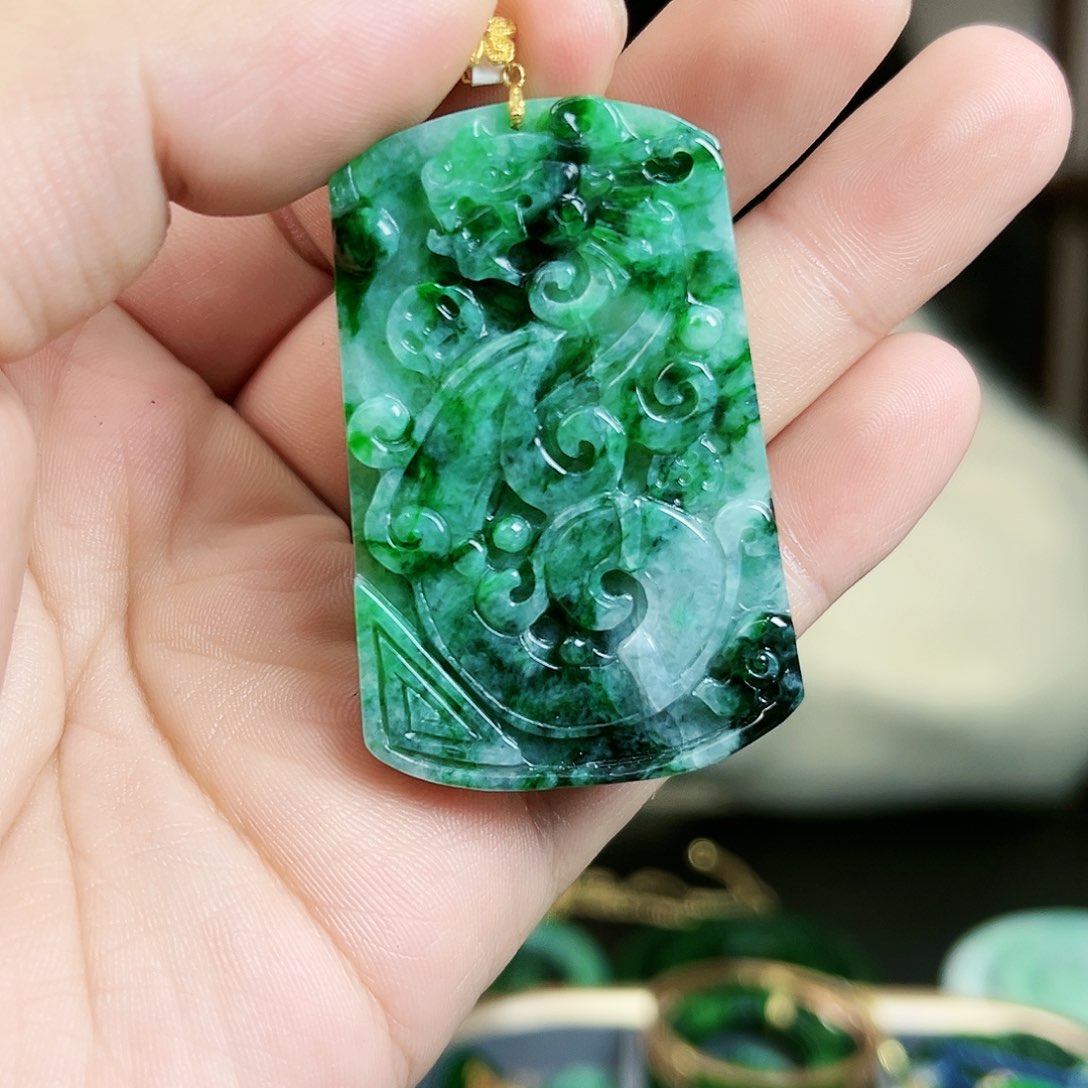 翡翠颈饰18K金镶嵌吊坠