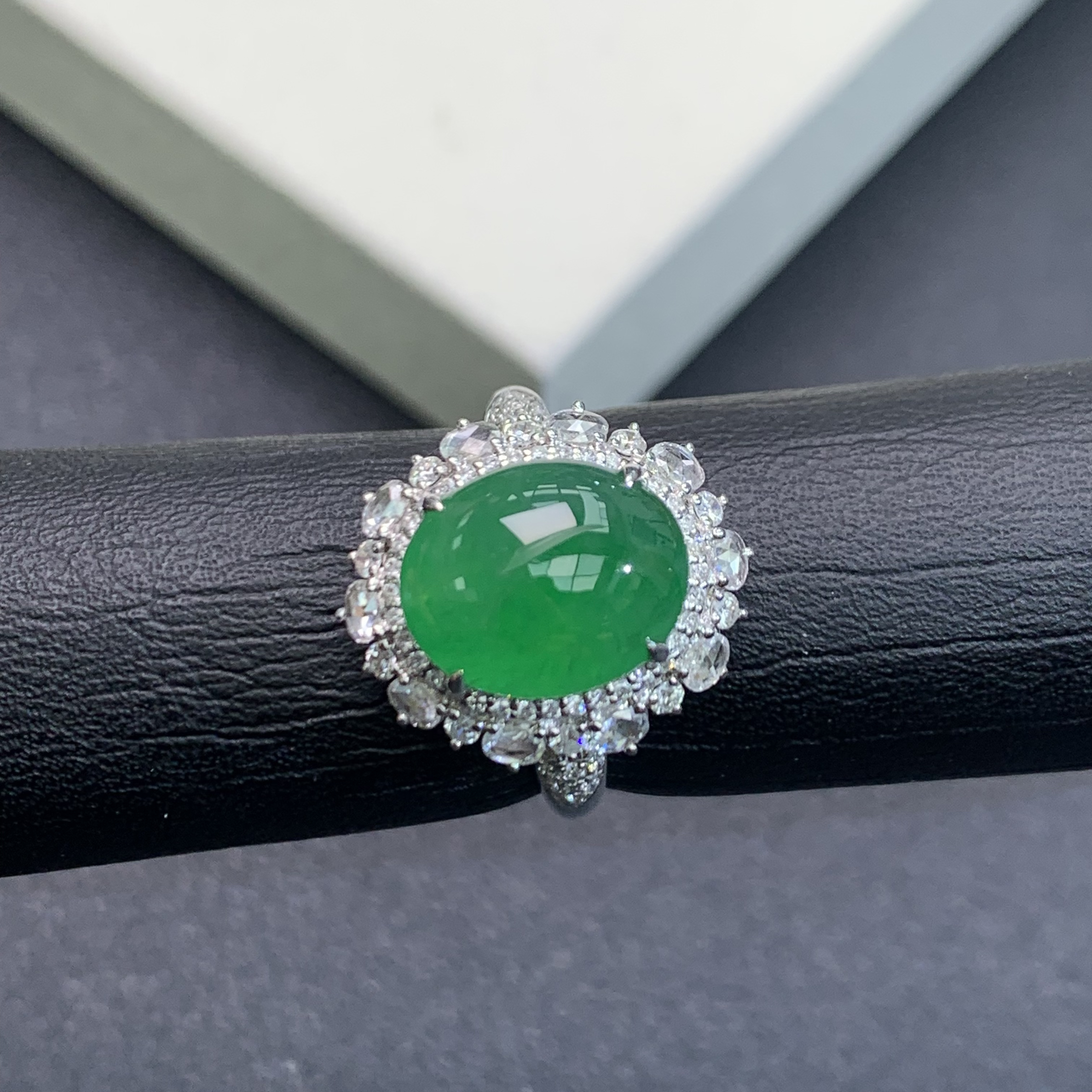 新品推荐·18K金冰种浓阳绿蛋面缅A翡翠玉石戒指气质大气