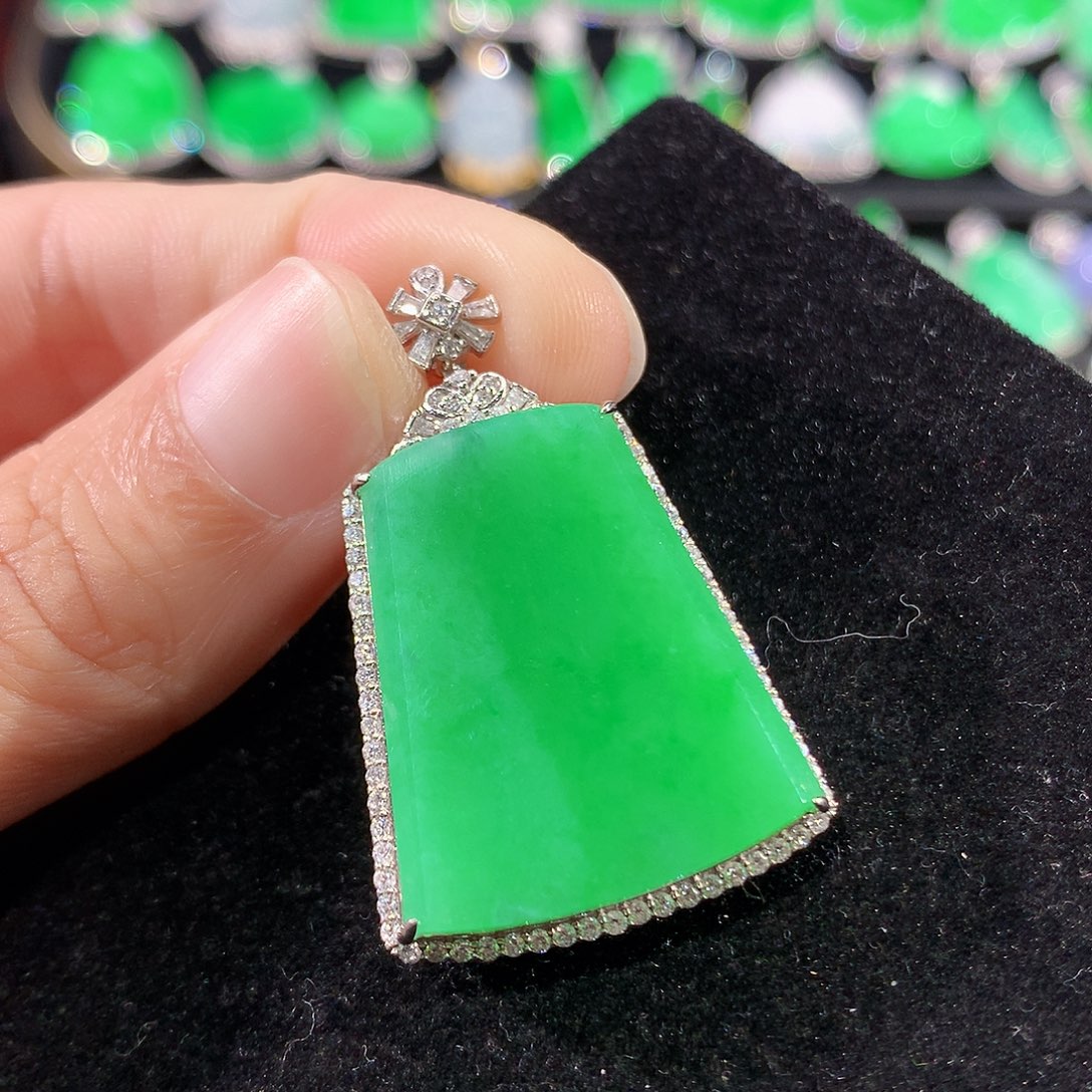 翡翠18K金镶嵌颈饰