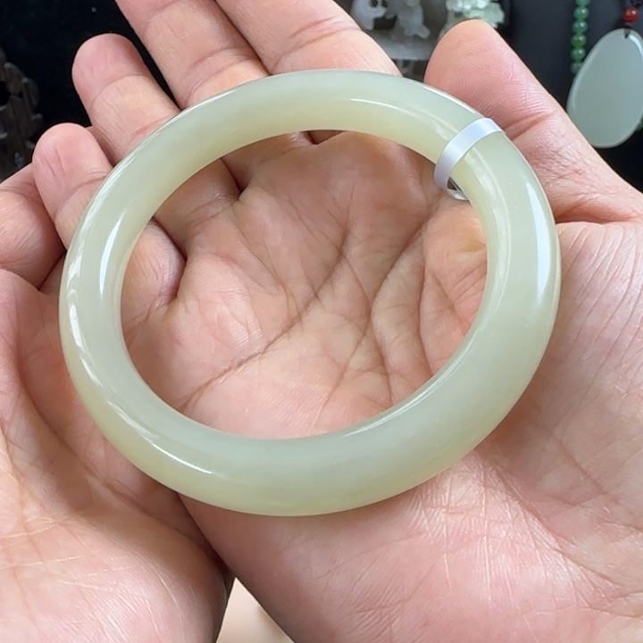 和田玉手镯未镶嵌圈口57