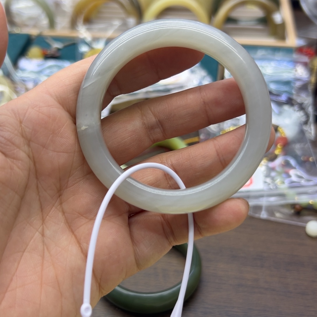 和田玉未镶嵌手镯54.6圈围543瑕