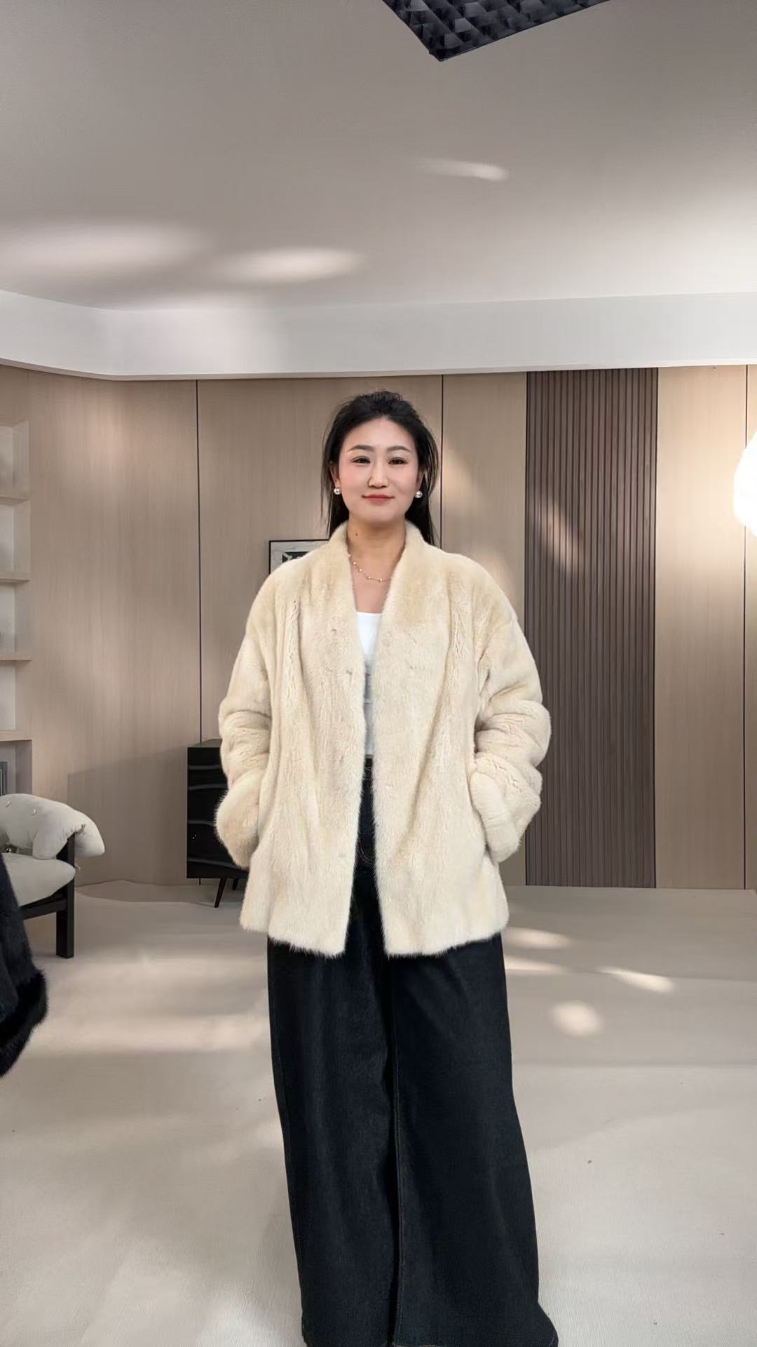 【欣欣】进口整貂V领挽袖轻奢女外套皮草短装