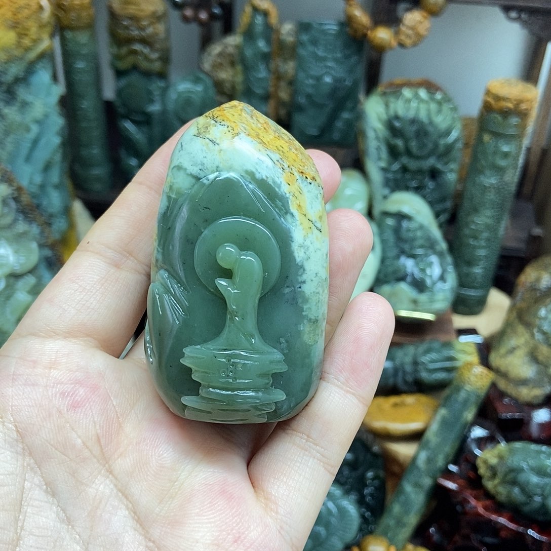 岫岩河磨玉（透闪石质玉）未镶嵌把件人****注
