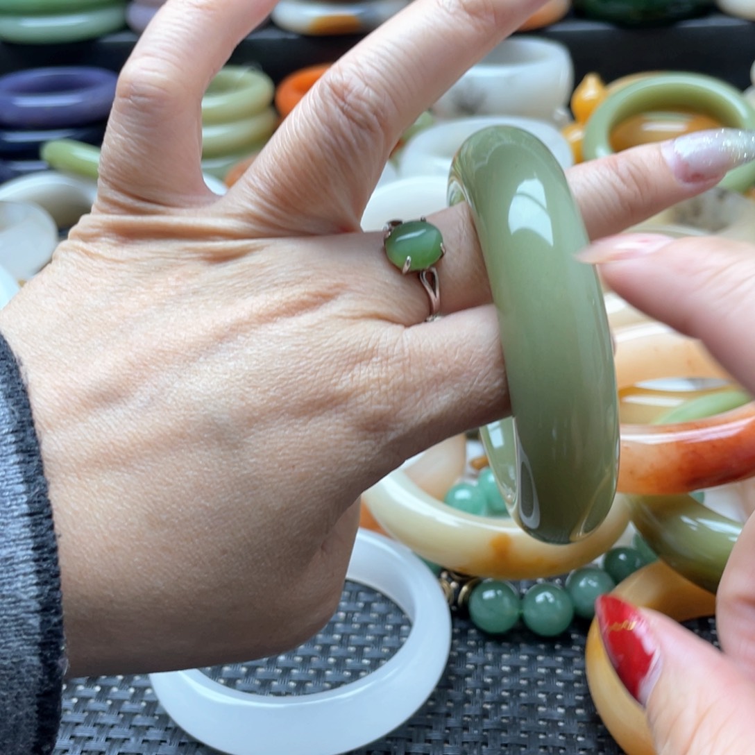 石英质玉手镯未镶嵌宝*人