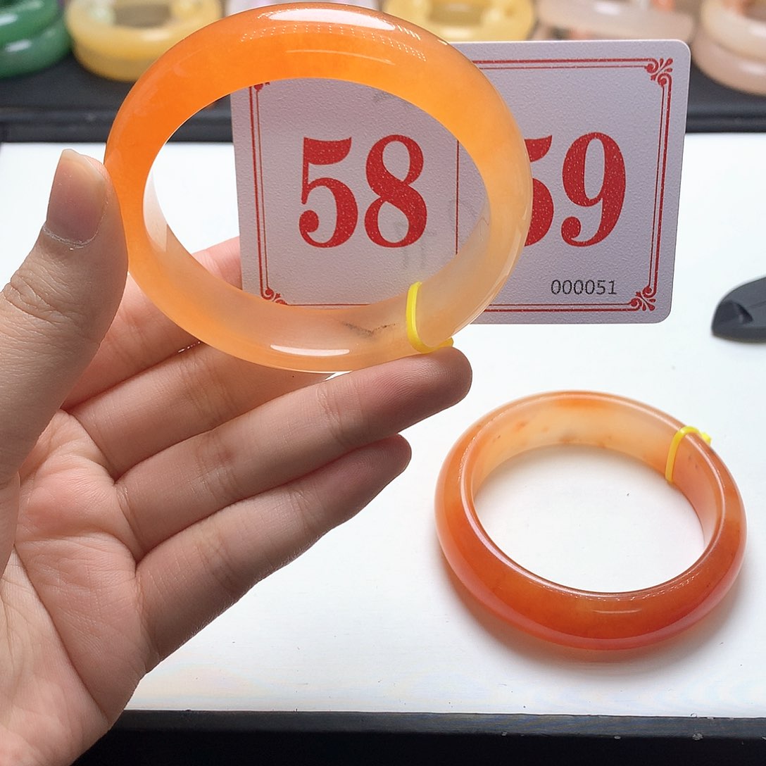 未镶嵌石英质玉（黄龙玉）手镯