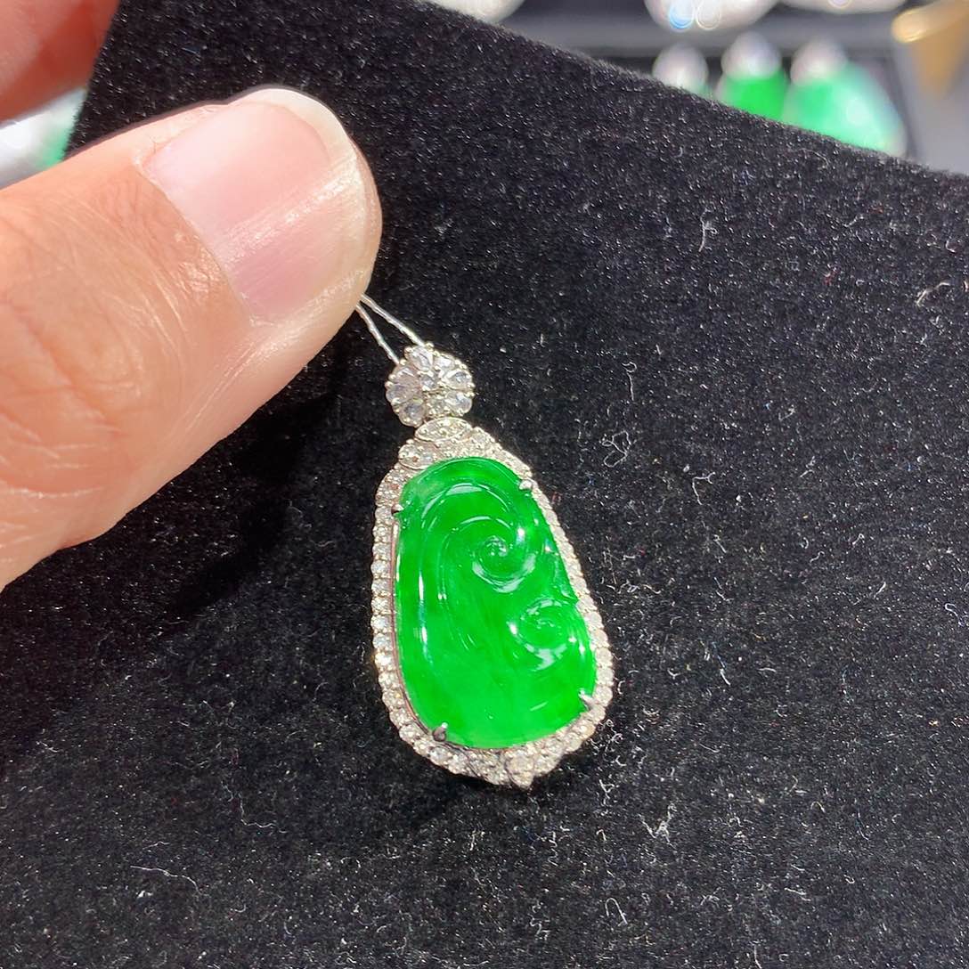 翡翠18K金镶嵌颈饰