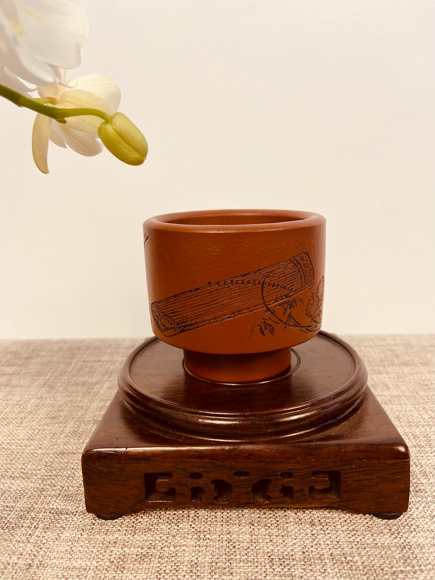 朱泥主人杯，高工一石老师刻绘，满杯100毫升，全手工刻绘清供