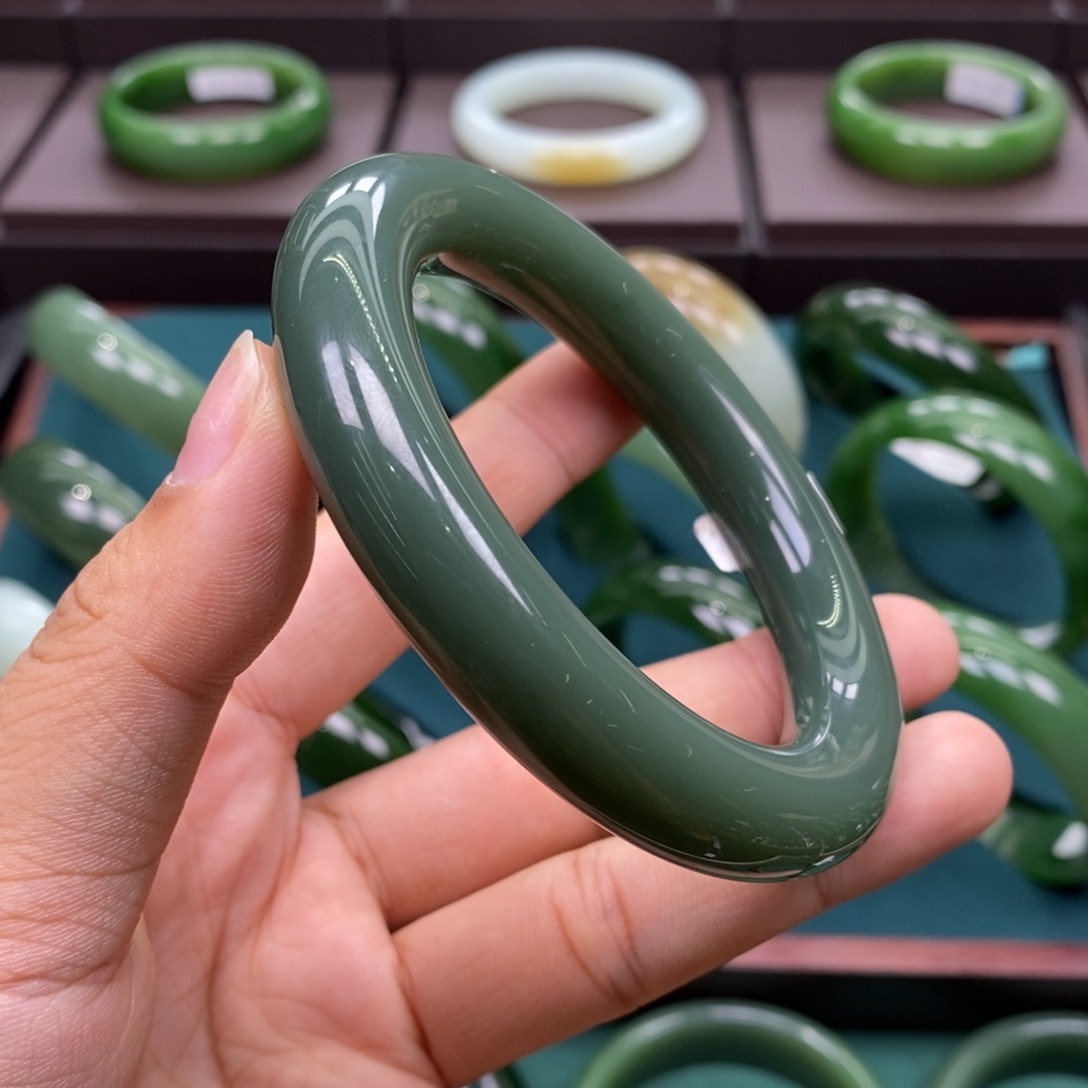 和田玉（碧玉）未镶嵌手镯