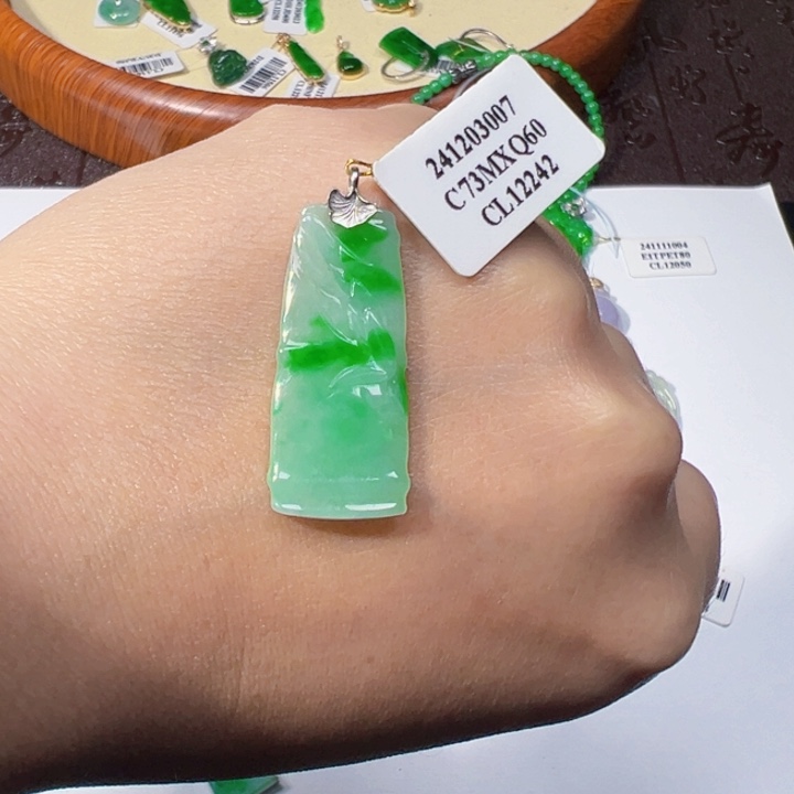 翡翠挂件18K金镶嵌翡翠