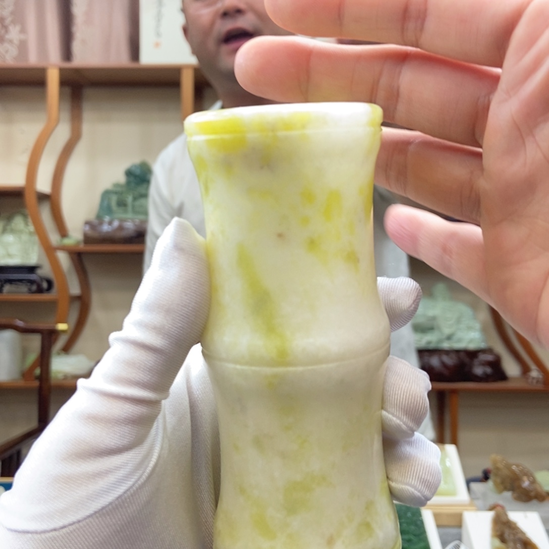 蛇纹石玉未镶嵌笔筒（多样性发一件