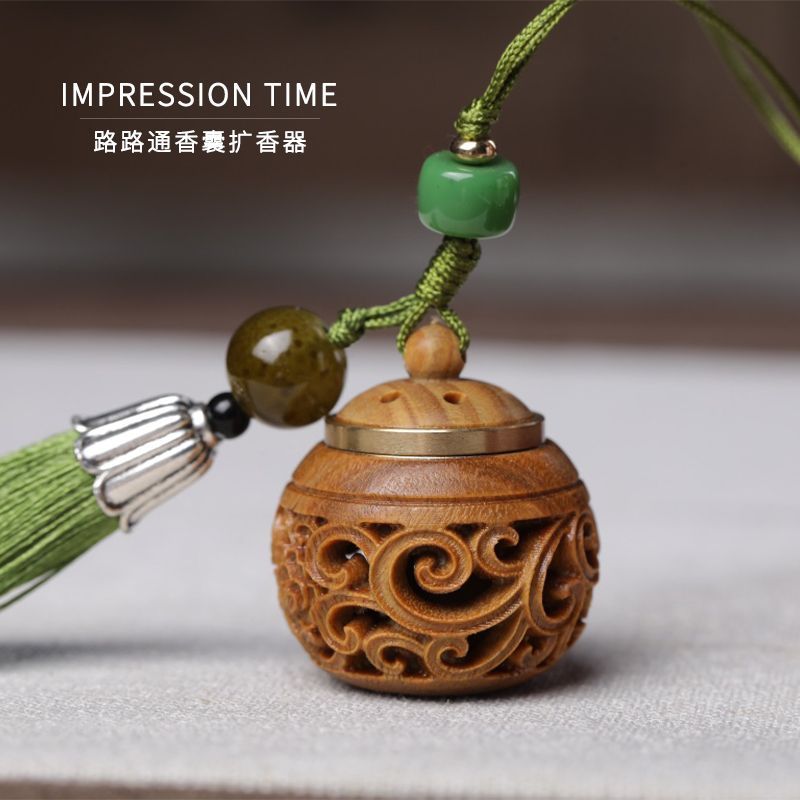绿檀木玲珑镂空香囊球钥匙扣藏香随身吊坠佩戴古风香囊扩香器挂饰