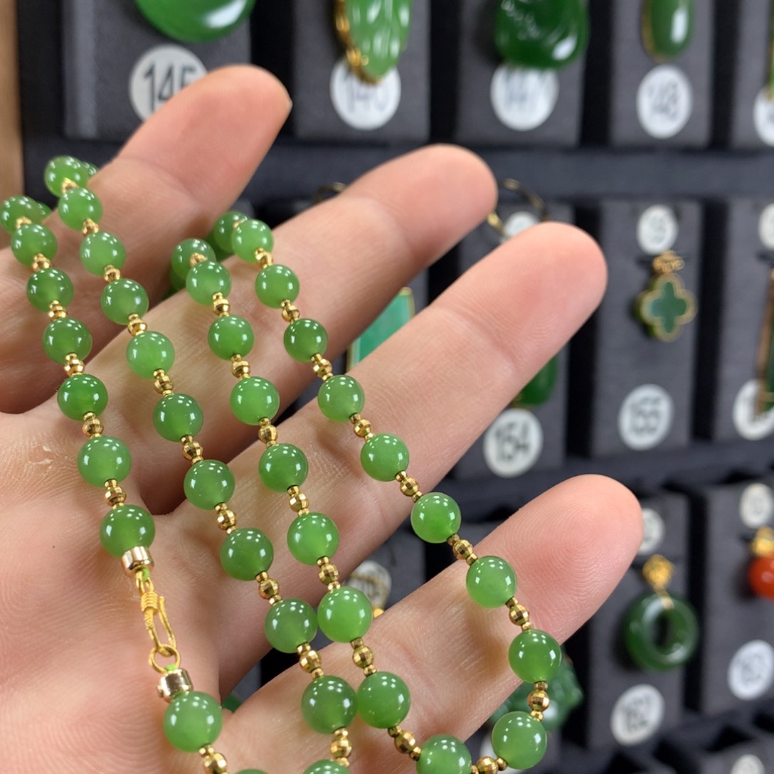 坦****和田玉18K金镶嵌颈饰