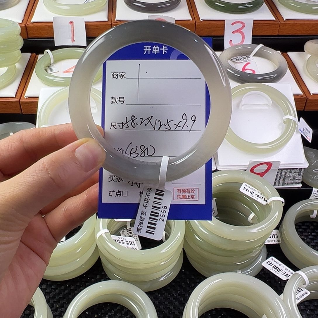 和田玉手镯未镶嵌我****?